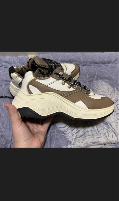 Кроссовки женские