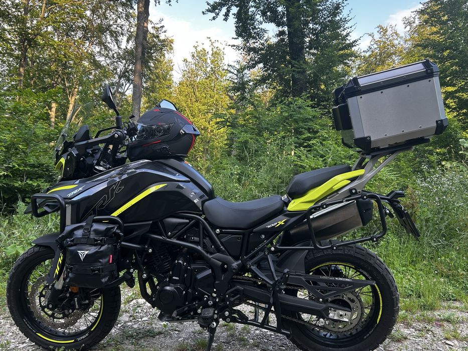 Vand motocicleta turing Benelli TRK 702 cu echipament complet