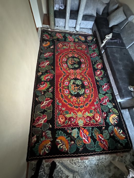 Қолдан тігілген кілем