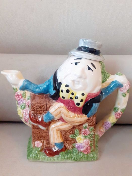 Два порцеланови чайника -"Яйцето" и "Ловен магазин"