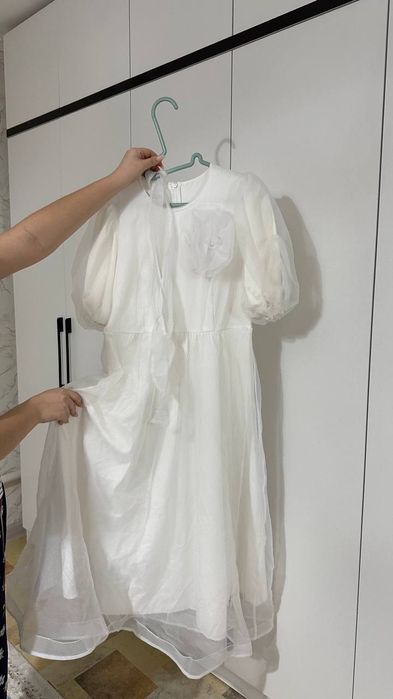 Белое платье с рукавами и поясом