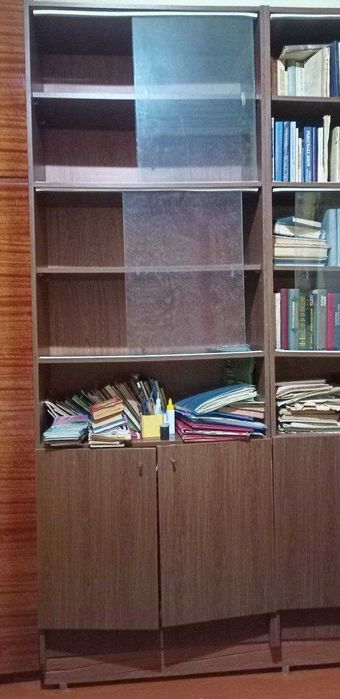 Продаю Б/У книжные шкафы