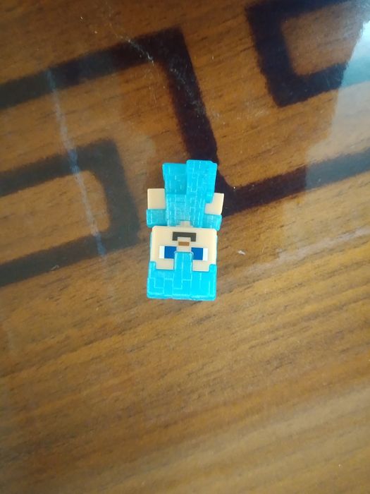 Игрушка
 
Ko‘k rangli o‘yinchoq (Minecraft uslubida) sotiladi.