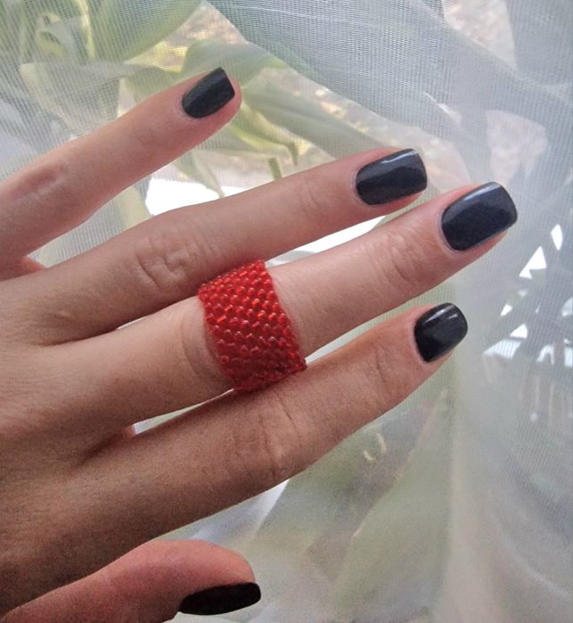 Inel hande made rosu