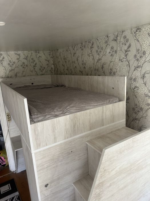 Кравать,школьный стол, шкаф