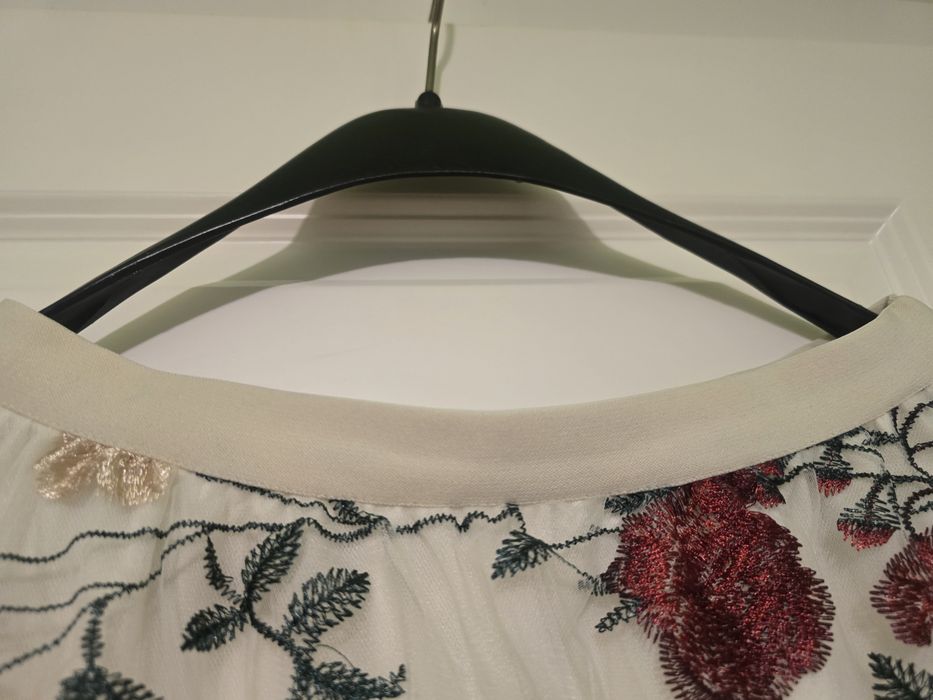 Fusta eleganta cu broderie florala L (40/42)