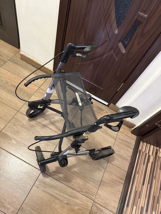 Cadru rulant din aluminiu cu sezut si frane pliabil