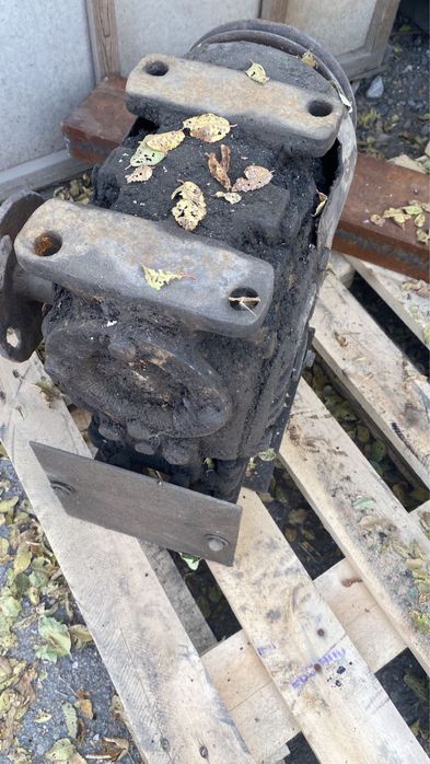 Продам редуктор с двигателем