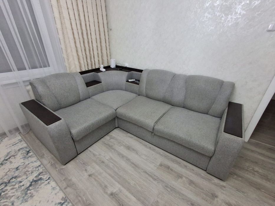 Угловой, раздвижной диван.