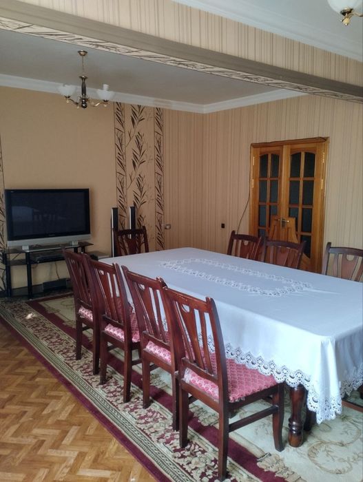 Стол и стулья для госитинной