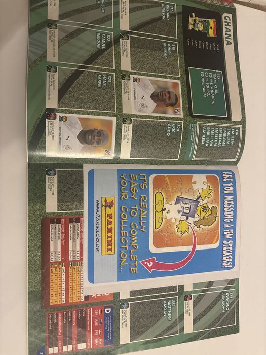 Частично попълнен албум Панини Световно 2010