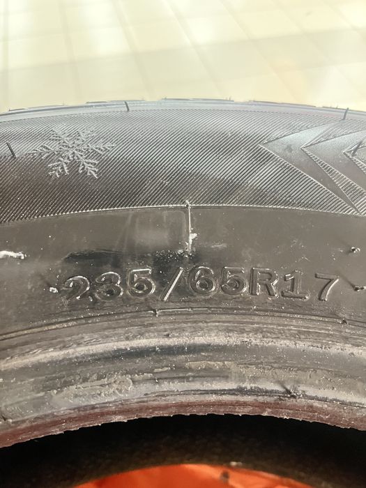 Продам зимнюю на 235/65R17