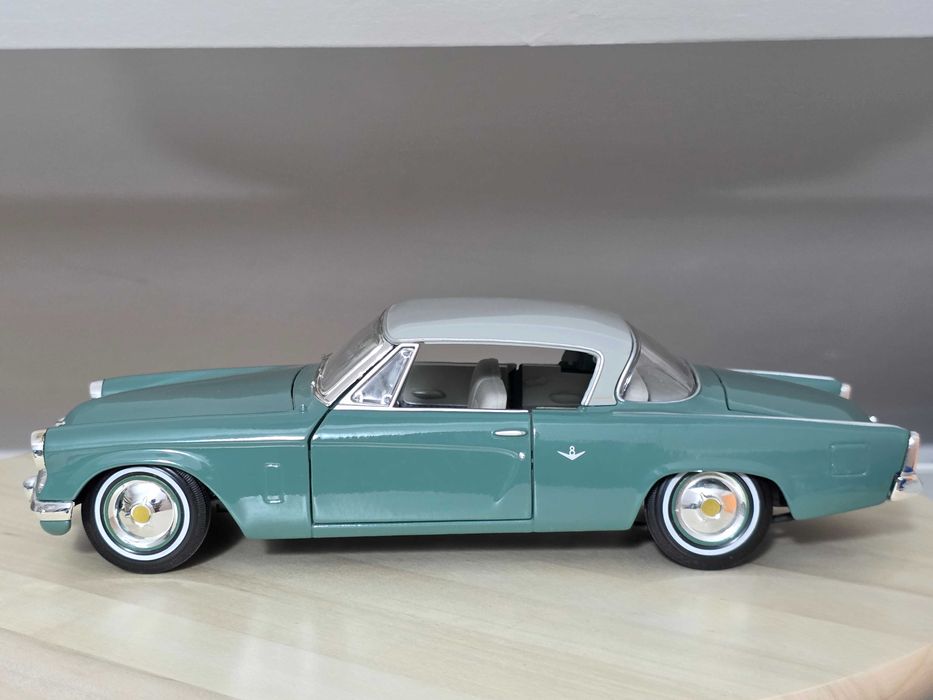 Macheta Auto 1/18 Maisto 1953 Studebaker Starliner