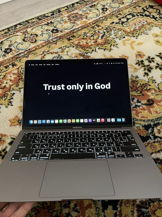 Макбук эйр 2020 ,  256 гигабайт core i3.