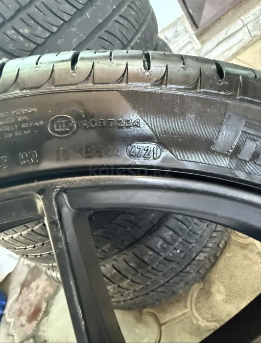 Диски с летними шинами Pirelli.
