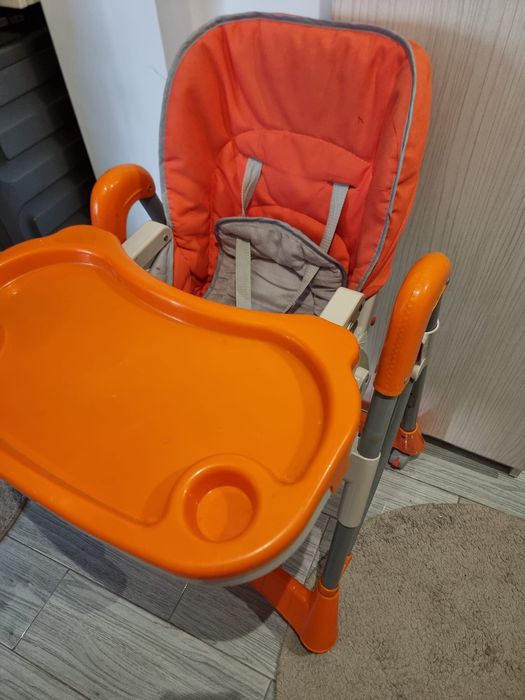 Vând scaun de masă BabyGo pentru bebeluși și copii mici, în stare bună și perfect funcțional.