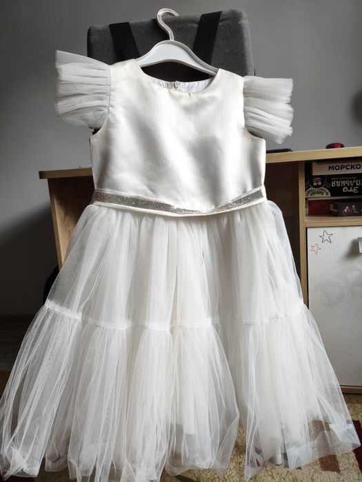 продам платье нарядное для девочки