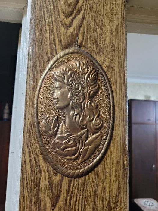 Медная чеканка Девушка с цветами