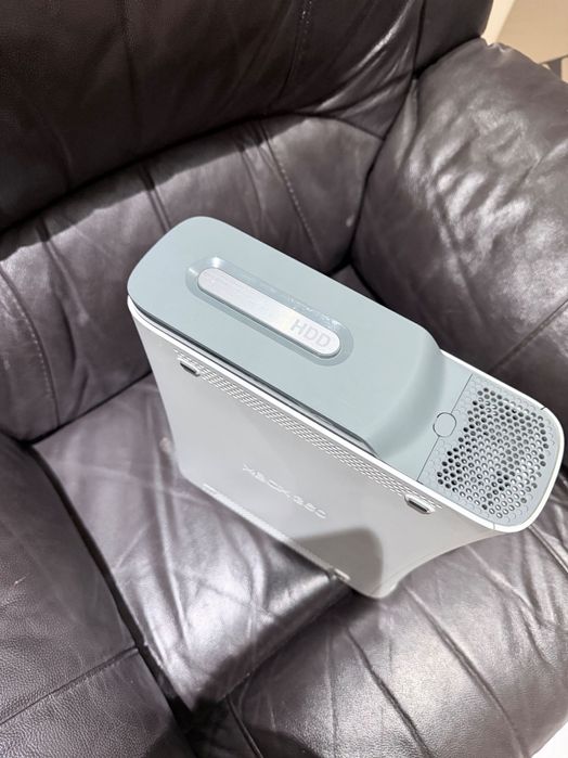 Xbox 360 с кутия Boxed и три игри