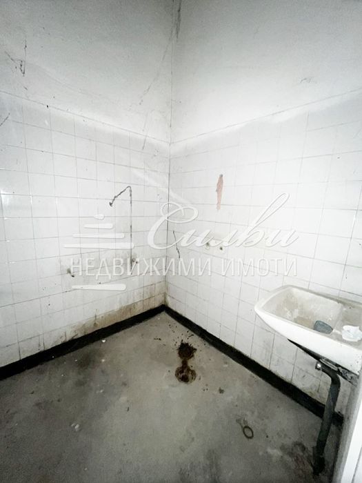 Дава се под наем Склад в Шумен, Промишлена зона - 504 кв.м за 1234.2 € - Снимка #4