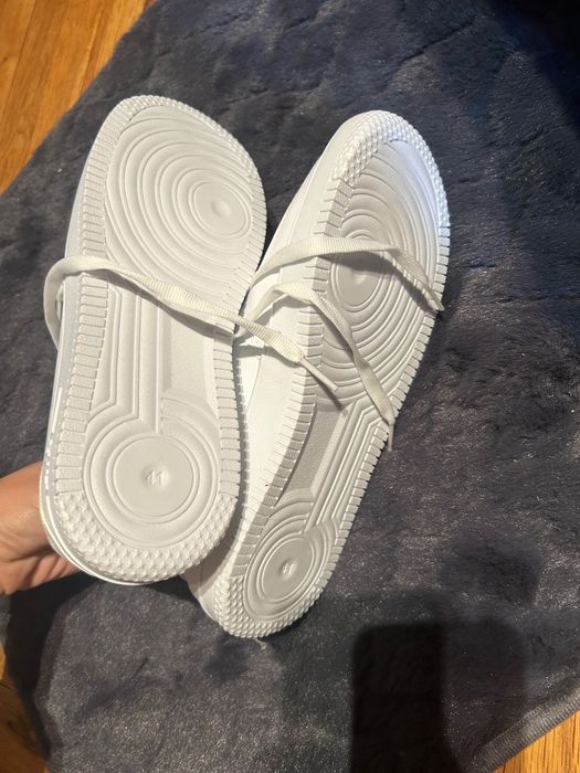 Чисто бели нови обувки
