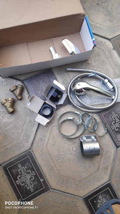 Сантехника: шланги в оплётке, хомуты,  крепление для стеклянной полки