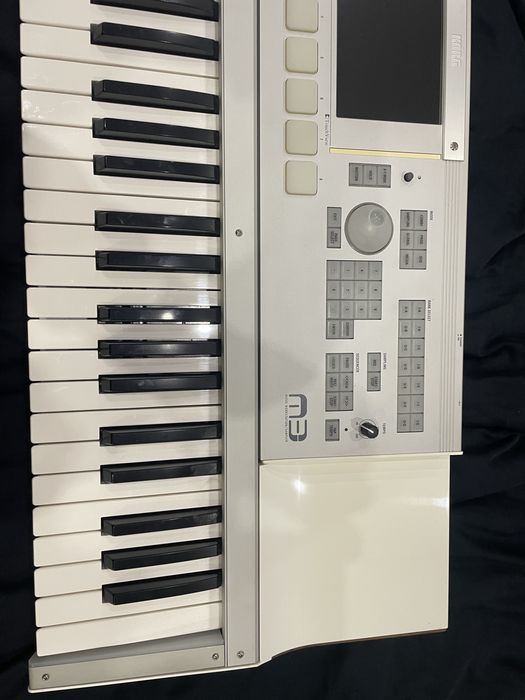 Продавам korg m3 като нов + калъф на korg