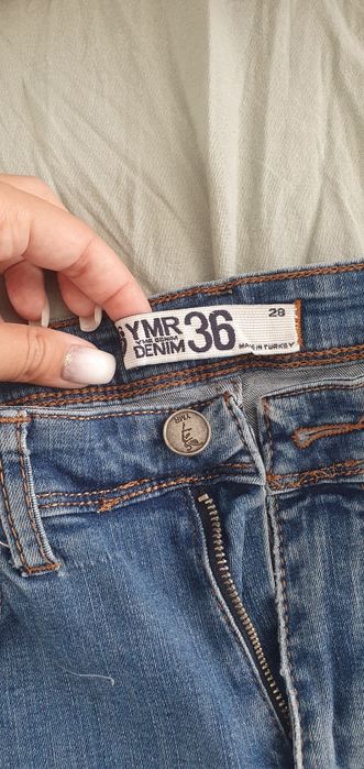 Продавам различни модели дънки и два чифта на Bershka