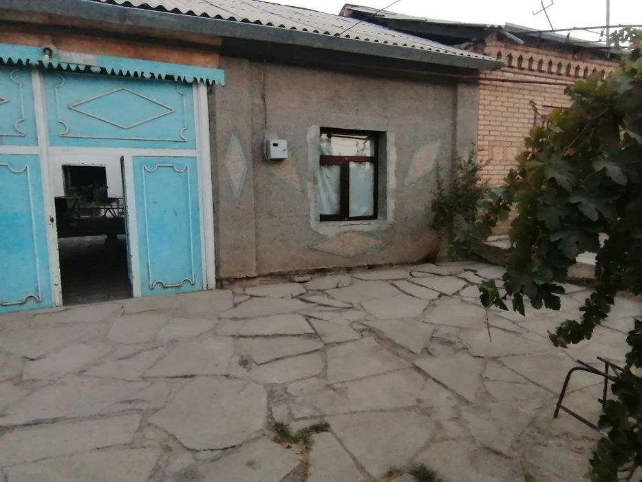 Karmana tumanida hovli uy sotiladi