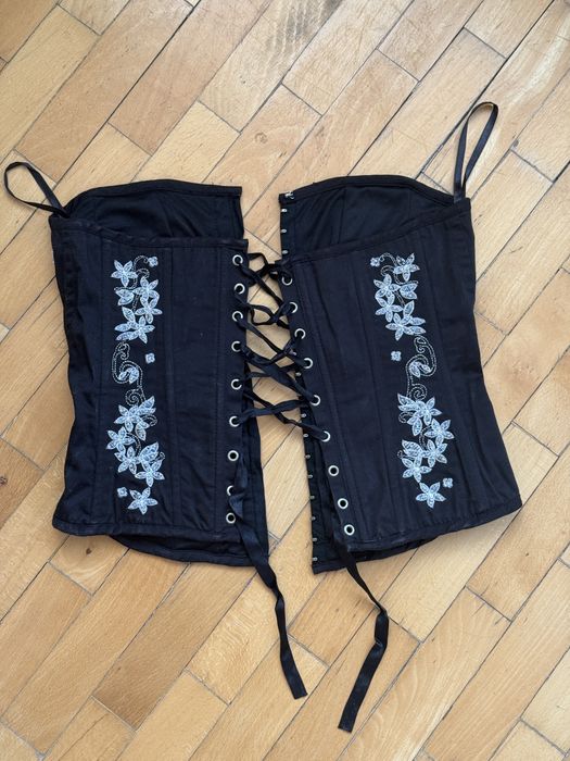 Черен корсет с детайли