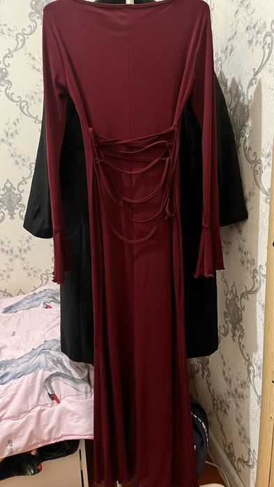 Обтягивающие винное платье