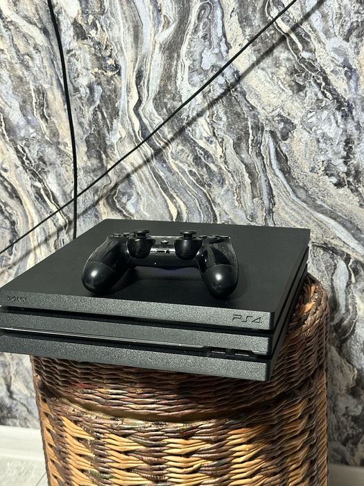 PlayStation 4 PRO 1TB и 2 джойстика