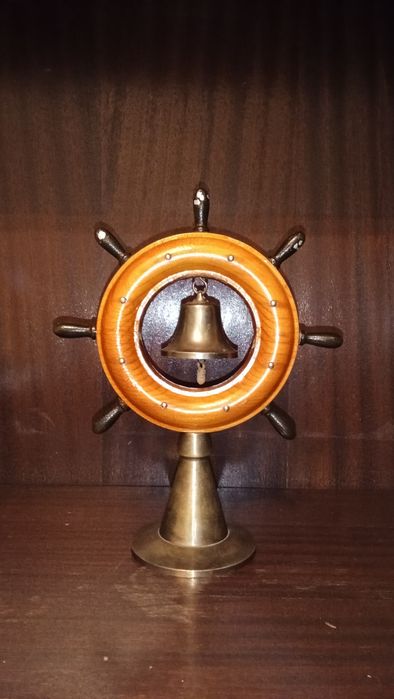 Штурвал корабельный с колоколом. Декор.