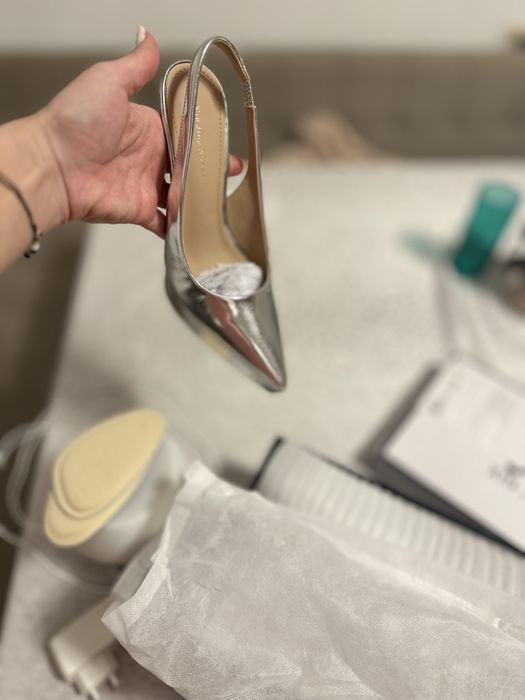 Сребърни обувки на ток