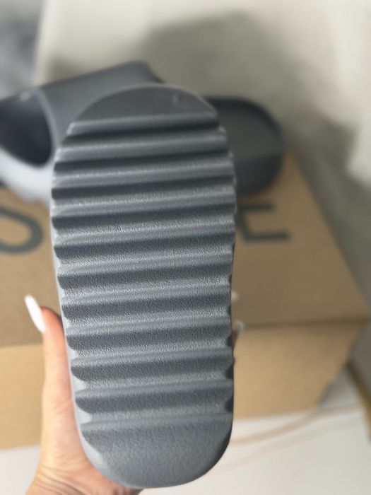 Yeezy  Slides 37 30% reducere