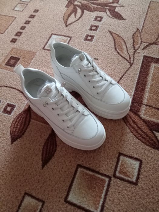 Продам кроссовки жёнские