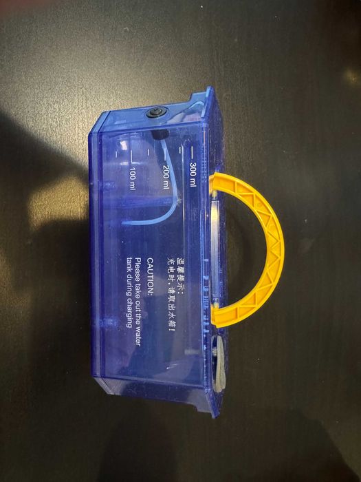 Продавам контейнер за вода за прахосмукачка