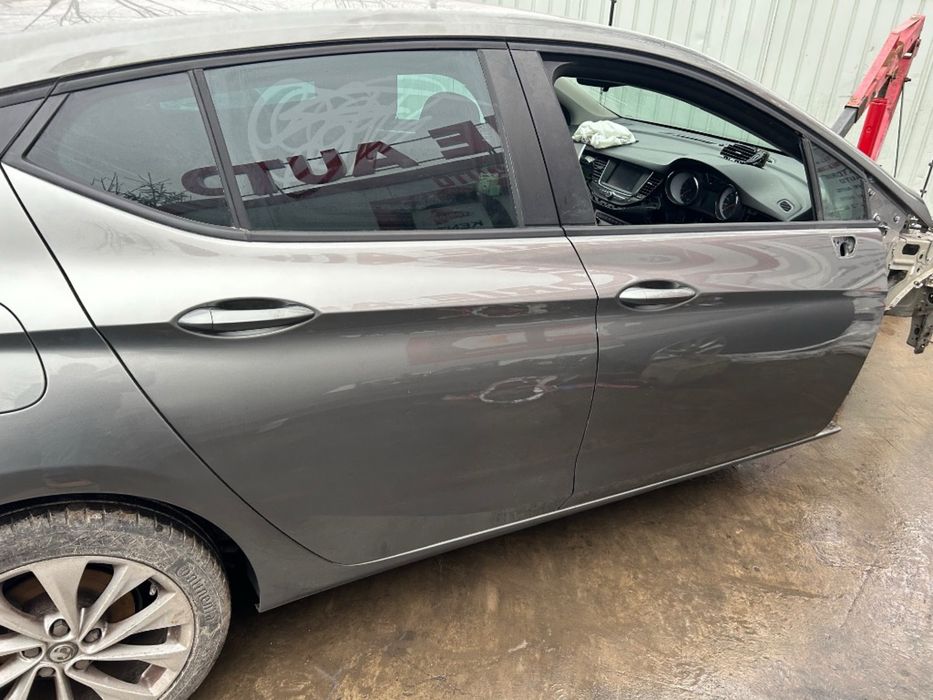 Usa Opel Astra K / Portiera Usa Dreapta Fata Opel Astra K / Portiera Dreapta Spate Opel Astra K / Accesorii Usa 2017 2018 2019 2020