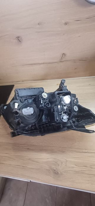 Ляв фар за Тойота Авенсис 2004г