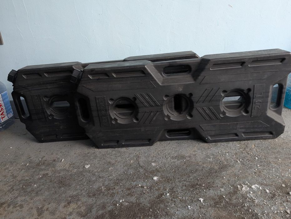 Продам канистры топливные , горизонтальные , 20 литров