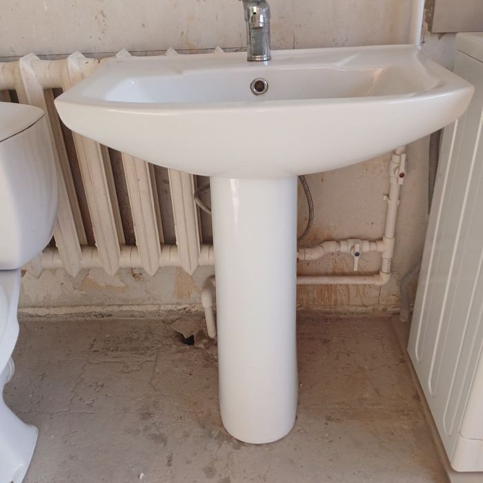 Унитаз,раковина.