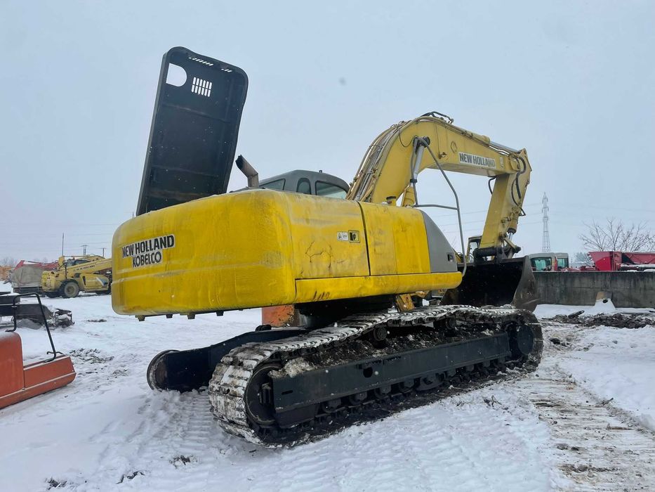 Dezmembrez piese excavator pe senile New Holland E 305