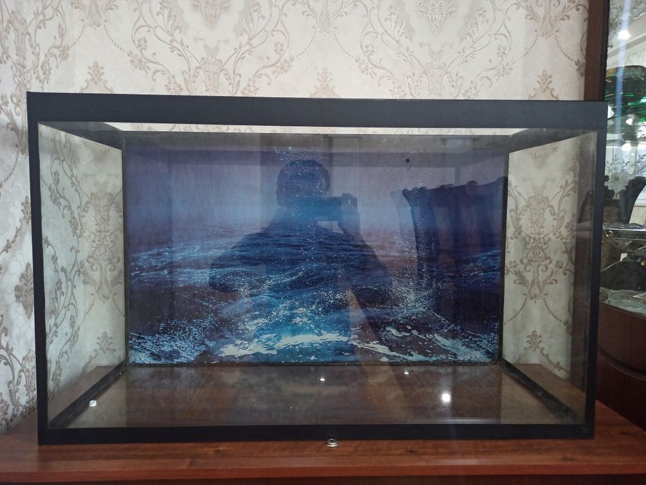 Akvarium sotiladi razmeri 90 .37. 55 soni 2 ta .