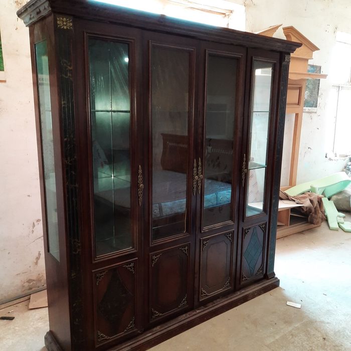 Мягкий мебель и шкаф