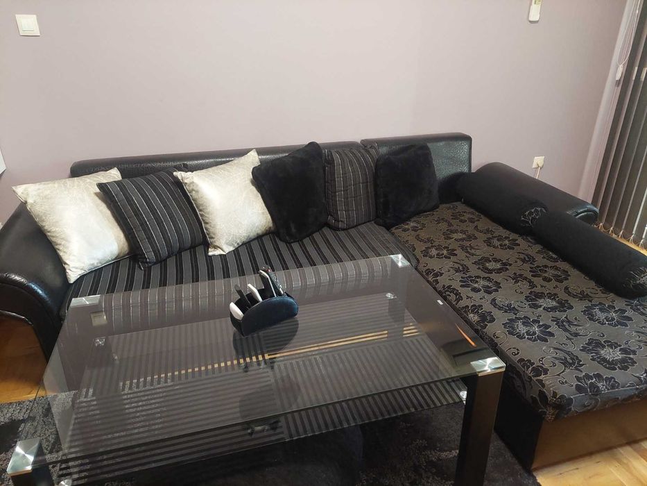 Продавам ъглов диван с холна маса