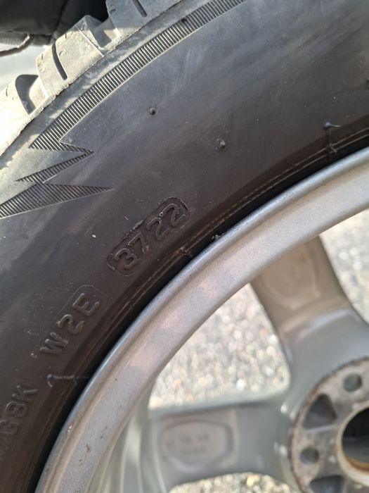 Зимни гуми bridgestone 205 55 16 с лети  джанти
