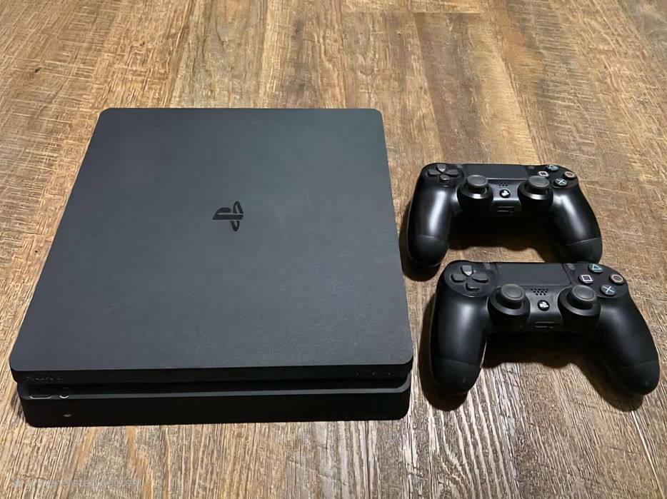PlayStation 4 Slim 1TB с 2 контролера
