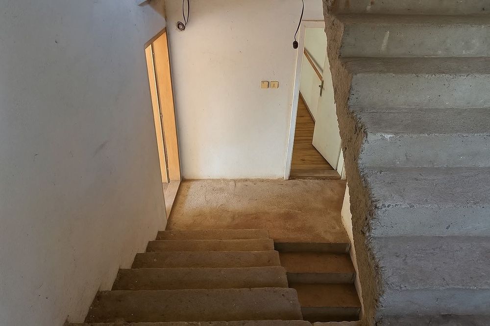 Продава се масивна 2-етажна къща в село Расник, област Перник