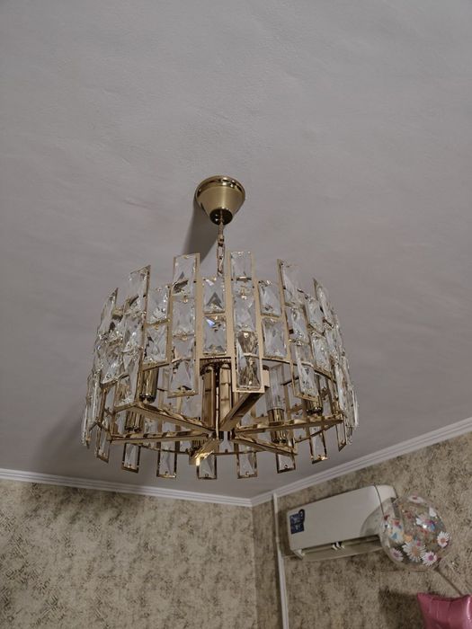 Продам  почти новую люстру.