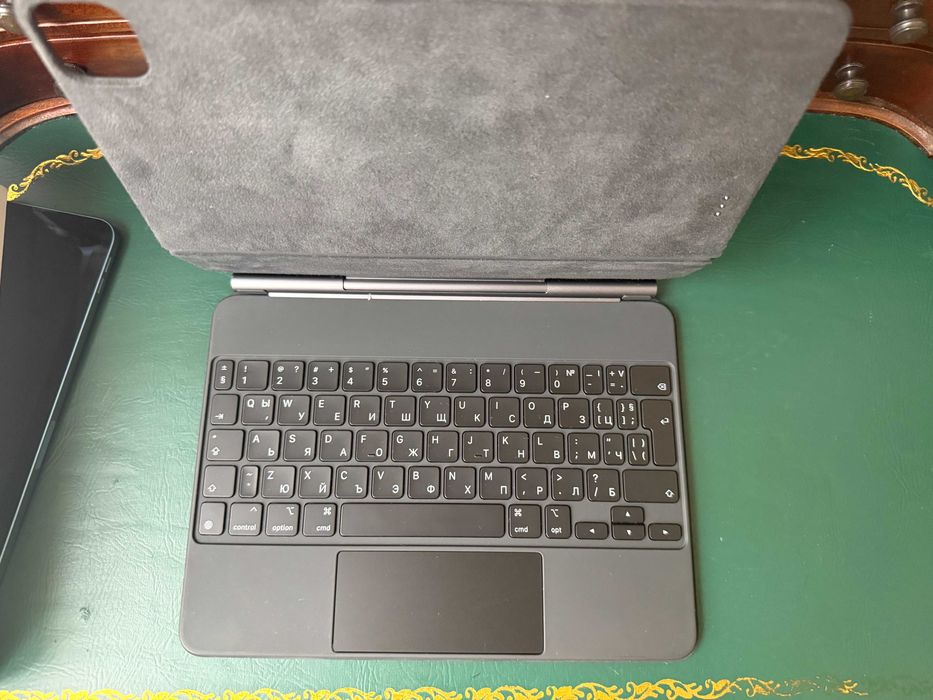 Apple, iPad Air 5 10.9" 5th Gen Wifi 64 GB + Magic Keyboard